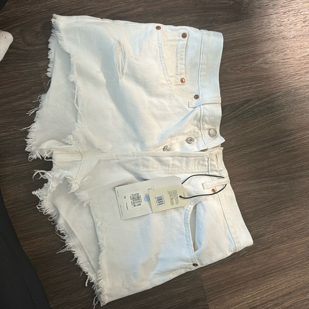 White mid rise Levi shorts